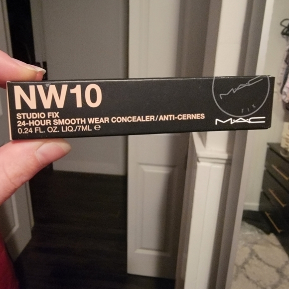 *Host Pick* NWT NW10 MAC CosmeticsStudio Fix 24-Hour Smooth Wear Concealer - Picture 5 of 5